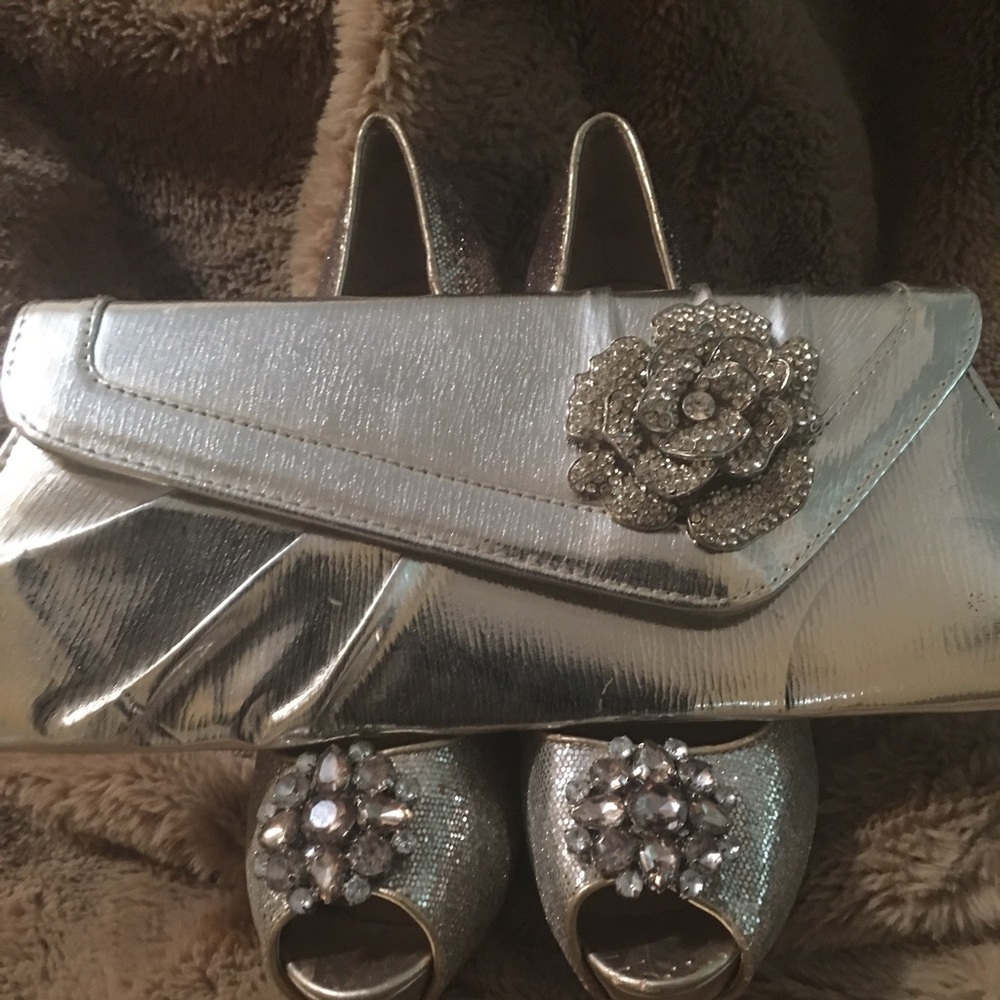 Guess sparkle heels with silver clutch size 8.5